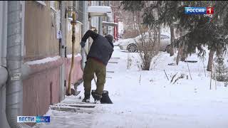 В Омске продолжают устранять последствия сильнейшего снегопада