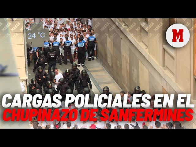 Un detenido tras una carga policial en Pamplona antes del chupinazo de Sanfermines I MARCA