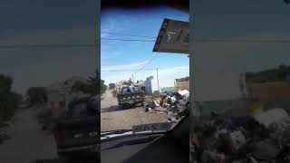 Filmaron a un hombre tirando basura en una esquina