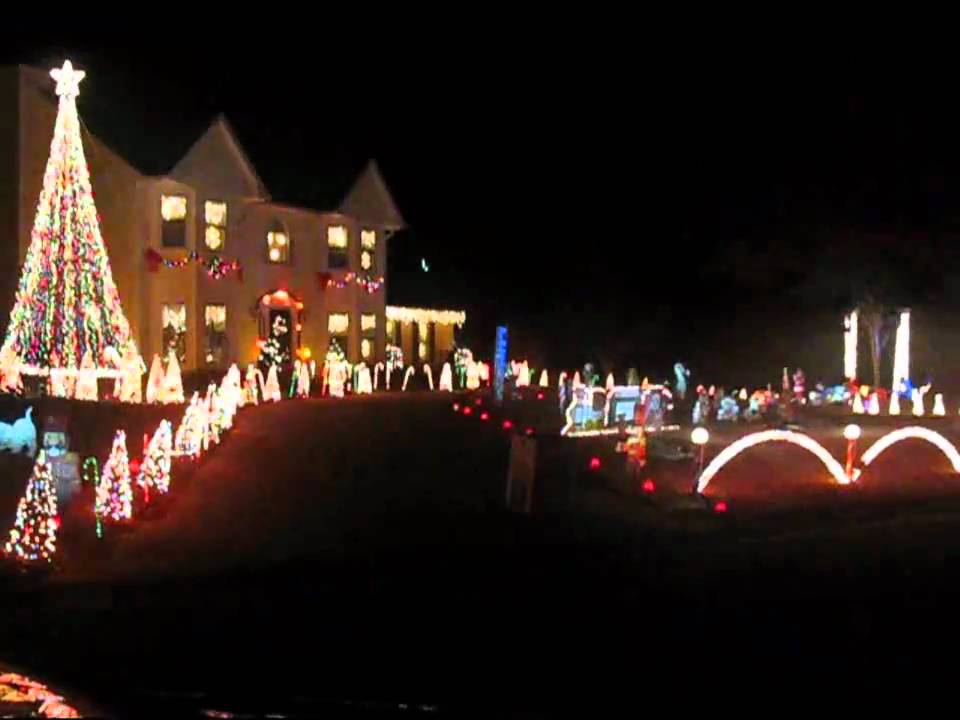 BEST Christmas Synchronized Light Show - YouTube