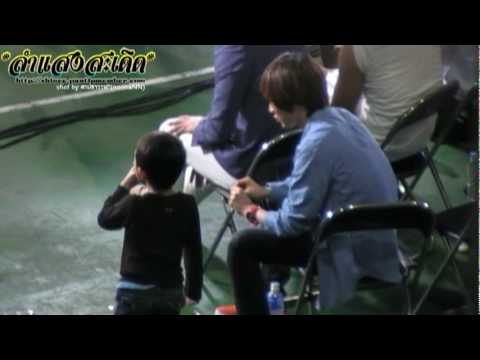 100505 Baby Taemin shared snacks with kids in Dream Team recording