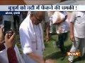 Cong  Digvijay Singh threatens to throw old man into river