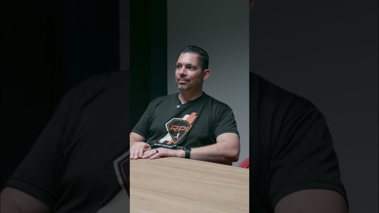 Should you ever “play through pain”? ⬇️ Here’s the truth: each time you push through pain, you’re