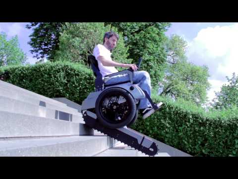 Револуционерен изум: Електрична инвалидска количка која се качува по скали