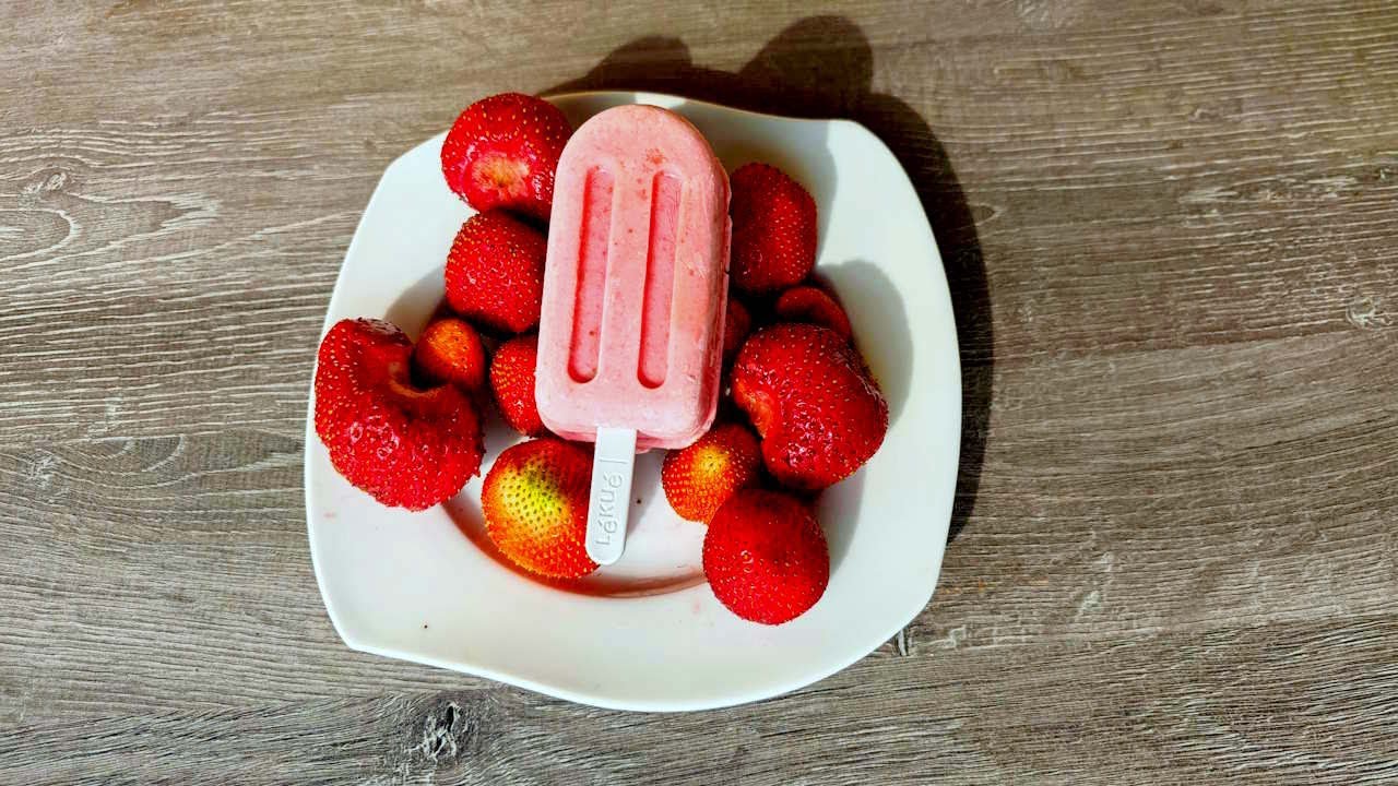 Když ochutnáte tyhle domácí jahodové nanuky, kupované už nechcete | @zadnyspeky