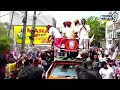 పవన్ రథం ముందు కొట్టుకున్న జనసైనికులు | Janasainikulu Halchal |  Pawan Kalyan Nomination Rally  - 08:06 min - News - Video