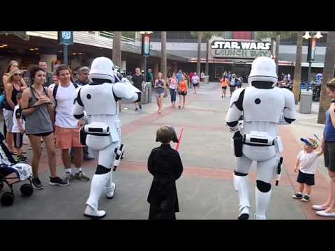 Како во тематскиот парк „Disney’s Hollywood Studios“ ги третираат децата облечени како Кајло Рен од „Војна на ѕвездите”