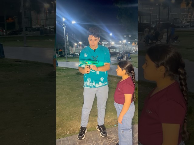 طفله تلعب لعبه