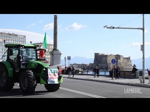 La protesta dei trattori arriva a Napoli, oltre 100 mezzi in corteo