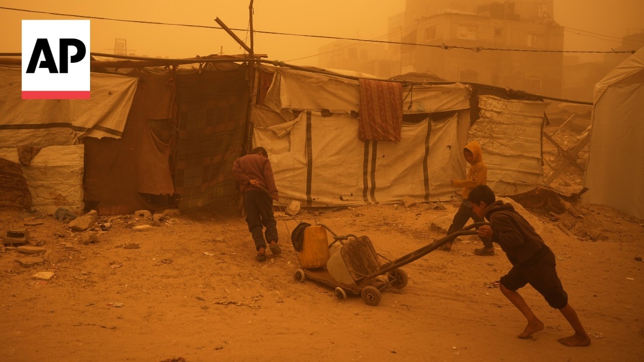 Dust storm blows over Gaza as people are urged to protect themselves