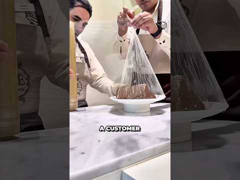 This Waiter Packed The Cake In The Most Creative Way 😮