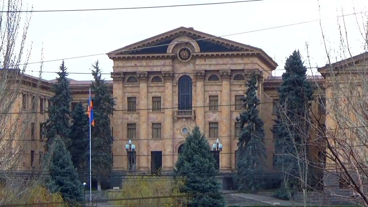Саргсян вместо Саргсяна - народ Армении не в курсе, что отстранен от выборов