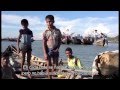 Personas en una canoa.
