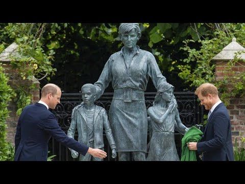 Együtt leplezte le Diana hercegné szobrát Vilmos és Harry, Lady Di ma lenne 60 éves
