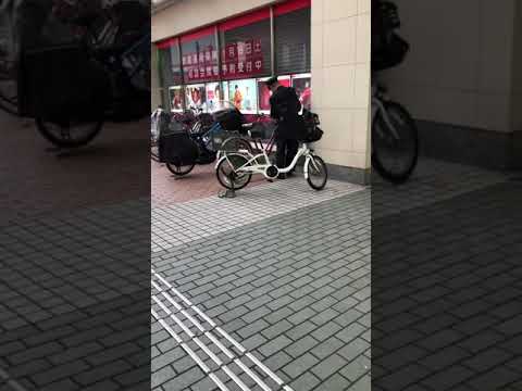 ที่ประเทศญี่ปุ่น ถ้าคุณจอดรถจักรยานไม่เป็นที่ หรือจอดในที่ที่ห้ามจอด!!! ก็จะโดนใบสั่งแบบนี้ครับ