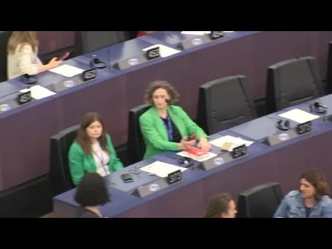 Cecilia Strada saluta una collega durante l'attesa del voto su von der Leyen in Aula