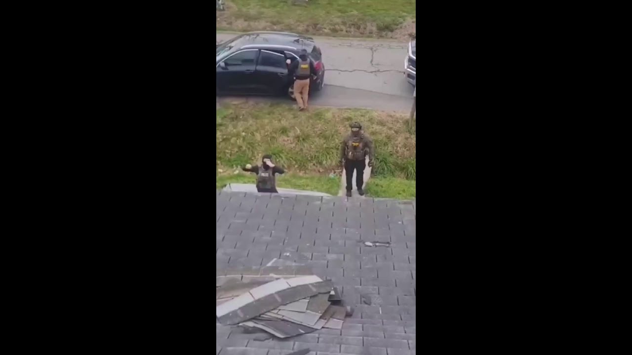 Imigrantes foram detidos pelo ICE em telhado de uma casa durante obra TV Online Imigrantes foram detidos pelo ICE em telhado de uma casa durante obra