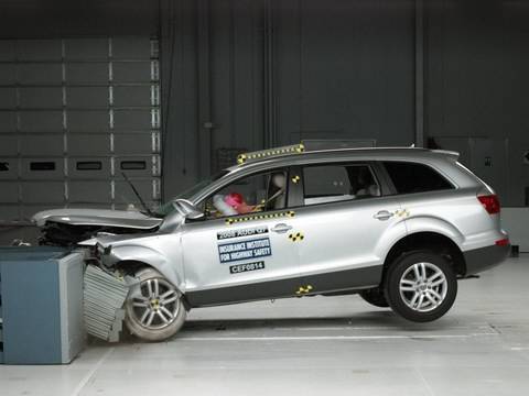 Відео краш-тесту Audi Q7 з 2009 року