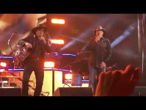 "Where The Country Girls At" - Pitbull & Trace Adkins - Live in Nashville