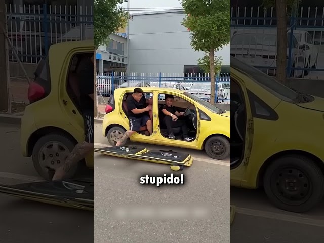 Ha distrutto la portiera della macchina!