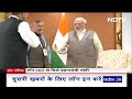 Vibrant Gujarat Summit में पहुंची बड़ी कंपनियों के CEO से मिले PM Modi | Hot Topic  - 03:01 min - News - Video
