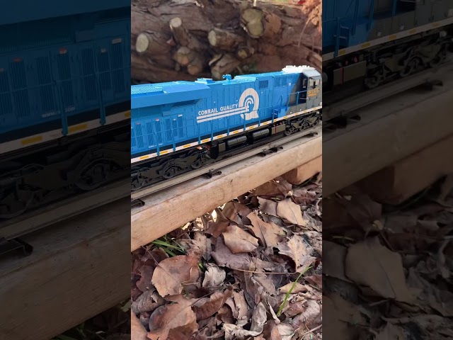 New power #lioneltrains  #csx  #conrail  #csxrailroad #csxtransportation #modeltrain #gardentrain