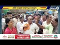 వైసీపీ అభ్యర్థిని అడ్డుకున్న గ్రామస్తులు | Villagers Obstructed YCP Candidate | Prime9 News  - 02:31 min - News - Video