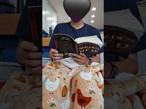 reading the last chapter of Shades of Red #books #bookreviews #shadesofred #shorts #booktok #bookish