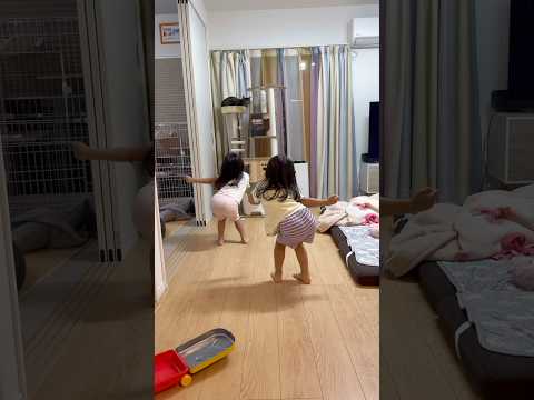 流行ったあの曲を練習する双子のおケツが可愛いすぎた#shorts #twins #たらこ3姉妹
