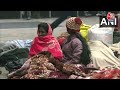 Delhi समेत पूरे उत्तर भारत में पड़ रही है कड़ाके की सर्दी | Railway Station | Delhi Fog | Aaj Tak  - 02:31 min - News - Video