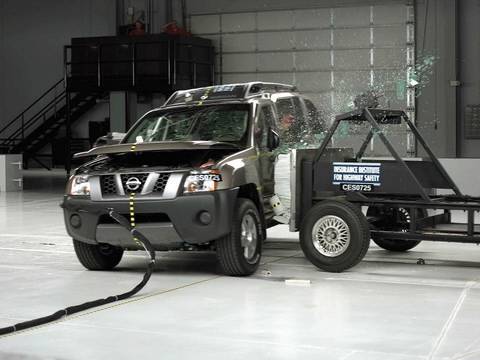 Video Crash Test Nissan Xnerra 2005 - 2008