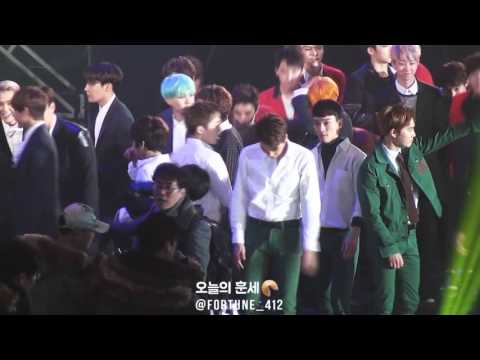 160114 서울가요대상 EXO, 세븐틴 아낀다 춤추면서 후배들 인사해주는 엑소♡