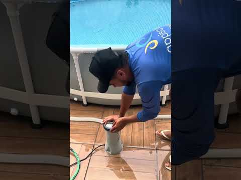 Limpando a piscina de plastico #satisfy #limpeza #satisfying #fy #pool #satisfatorio #viral #foryou