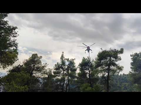 Φωτιά στη Σταμάτα: Ρίψεις νερού από ελικόπτερο