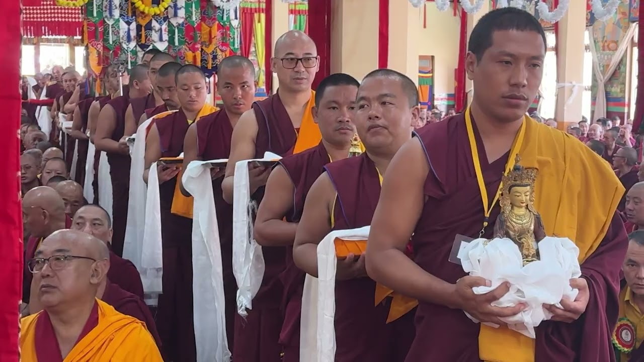 དགའ་ལྡན་ཁྲི་རིན་པོ་ཆེ་མཆོག་ལ་བརྟན་བཞུཊ་ཕུལ་བ། Long Life offering to Gadhen Tri Rinpoche.