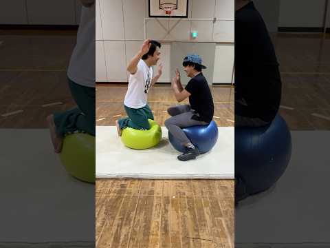 バランスボール手押し相撲で勝つのはどっち🔥