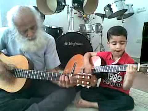 Одлична свирка на дете со својот дедо