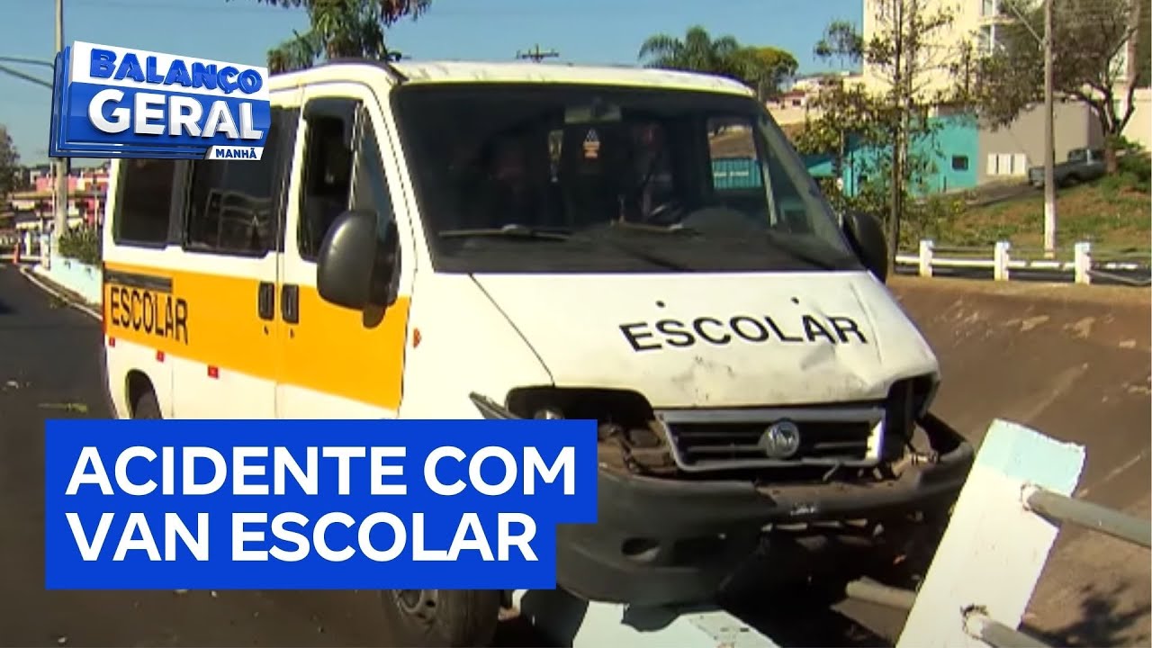 Van escolar com 8 crianças quase cai em córrego após acidente