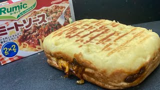 キノコミートソースのホットケーキ（ベィクドピザまん）を作ってハイボールをキメるだけの動画