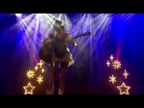 Kacey Musgraves cries and plays an emotional version of Merry Go Round (Live in Glasgow, Scotland)