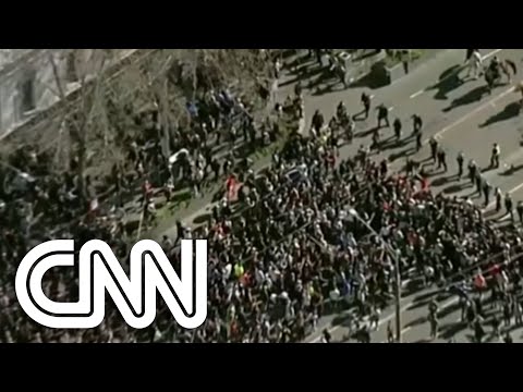 Polícia prende manifestantes na Austrália, que tem recorde de casos de Covid-19