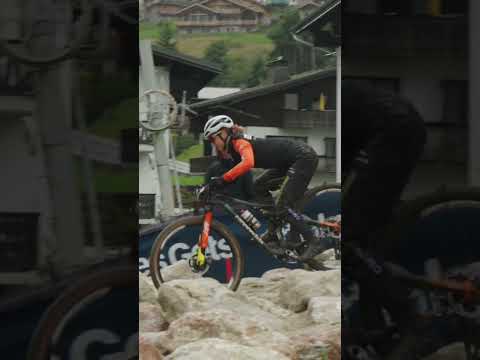 Jolanda bouldering through on business 🪨 #shorts #ridecannondale #mtb
