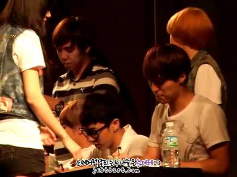 [FANCAM] 110603 Yongsan Fansign #1 - DongWoon creeped out by a fly