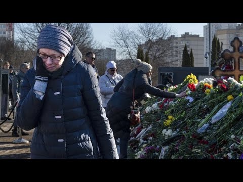 Ρωσία: Ώρες στην ουρά για να αφήσουν ένα λουλούδι στον τάφο του Ναβάλνι…
