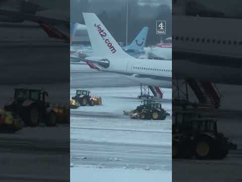 Heavy snow forces airport closures