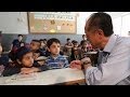 Jim Yong Kim rencontre des enfants syriens dans une école libanaise