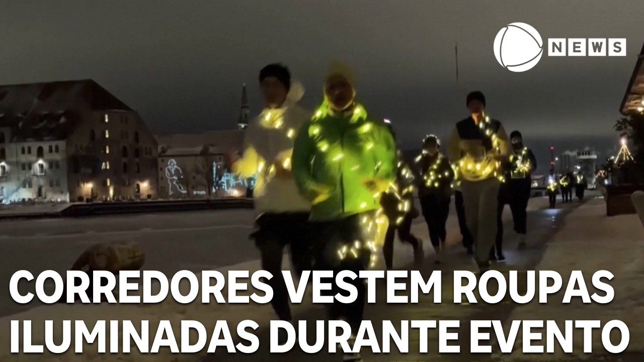 Corredores vestem roupas iluminadas durante evento de rua