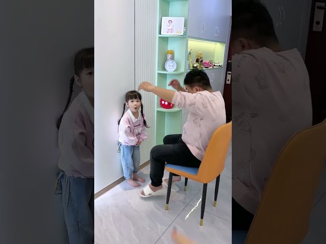 就問爸爸你服不服 😤 #爸爸帶小孩 #家有萌娃 #父女搞笑