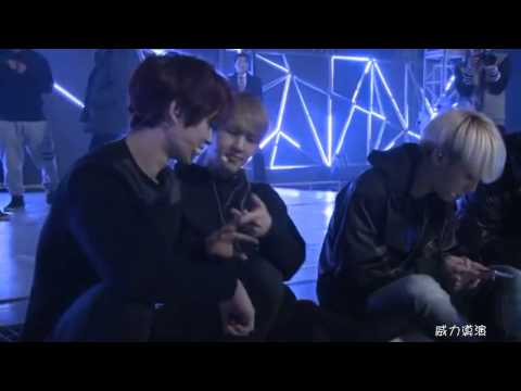 Onew finger power on MinHo