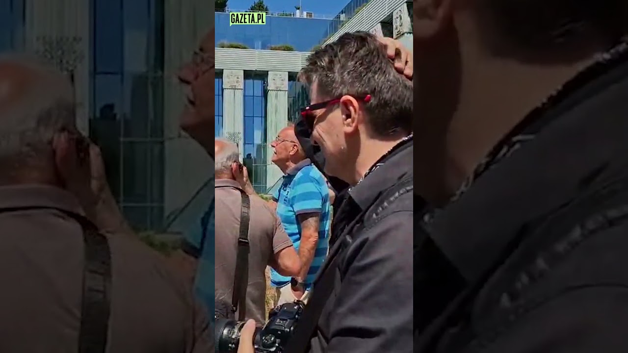 Protestujący śpiewają "J*Ć PiS"**"